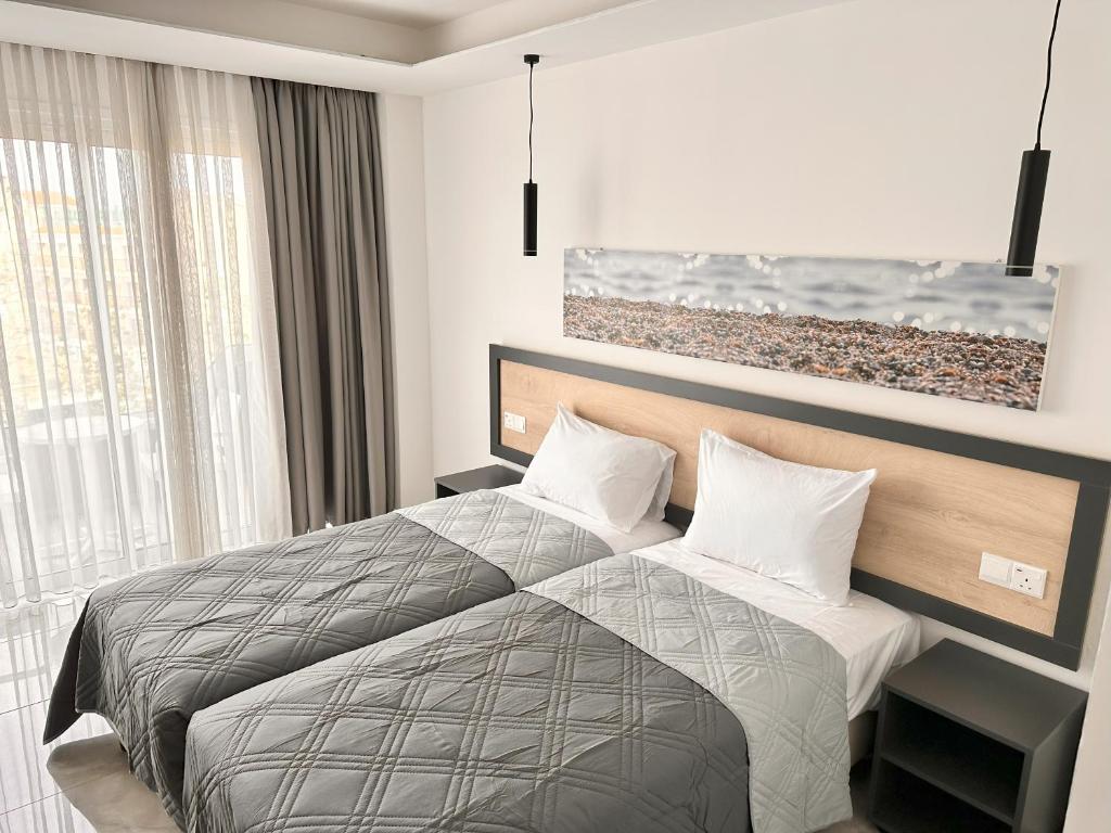 Postel nebo postele na pokoji v ubytování Papouis Protaras Hotel
