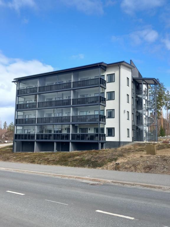 een groot wit gebouw aan de kant van een weg bij Spa Hotel RED in Tahkovuori