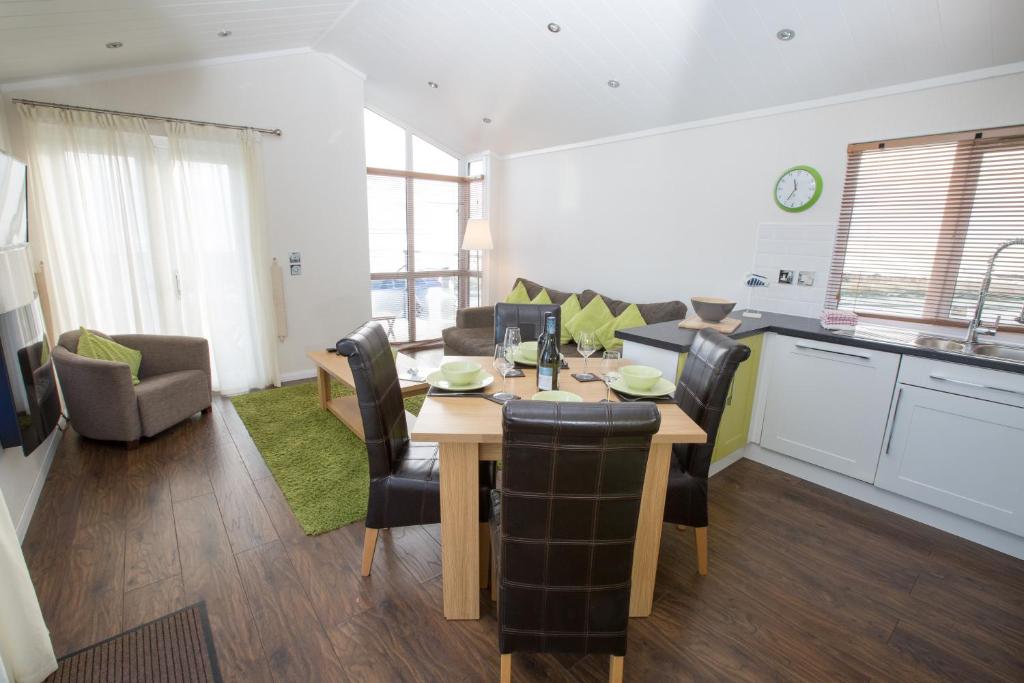 Posezení v ubytování Sauchope Links Holiday Lodge and Glamping Park