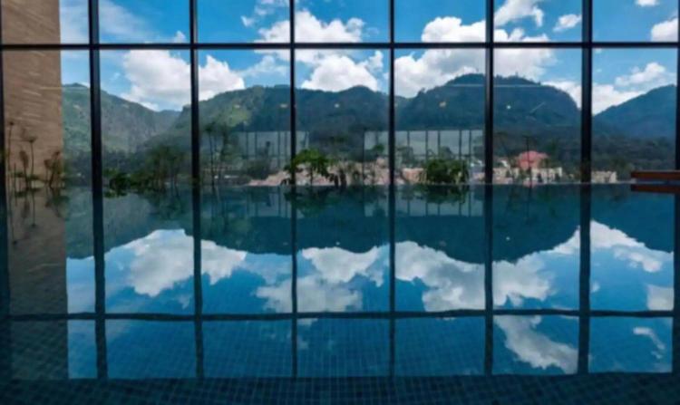 a reflection of the clouds in the water in a building at Wohnung Queens Deluxe in Bogotá