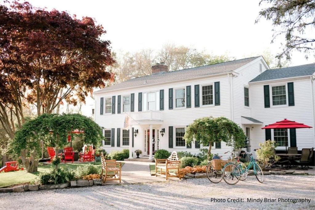 una casa blanca con una bicicleta estacionada frente a ella en The Homestead, en Madison