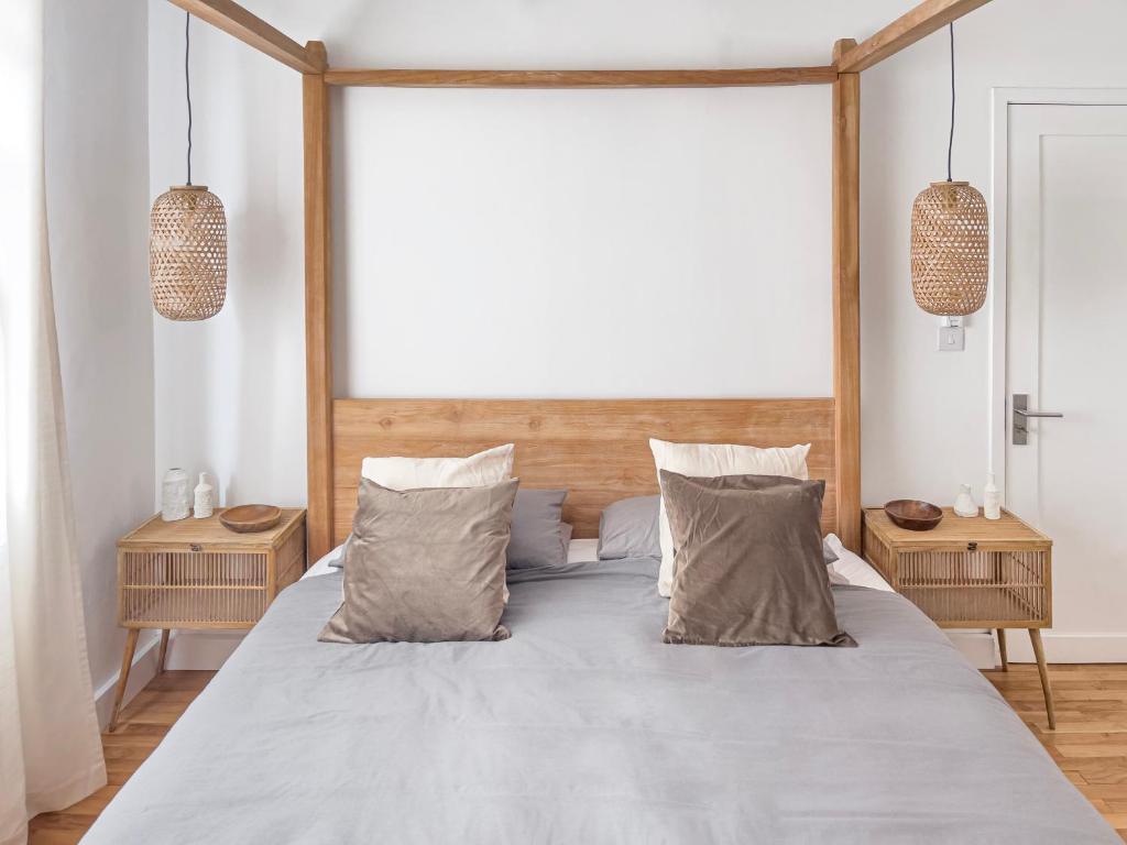 um quarto com uma cama grande e 2 mesas de cabeceira em Phoenix Valley Suite - Exclusive Apartment + Pool em La Caverne
