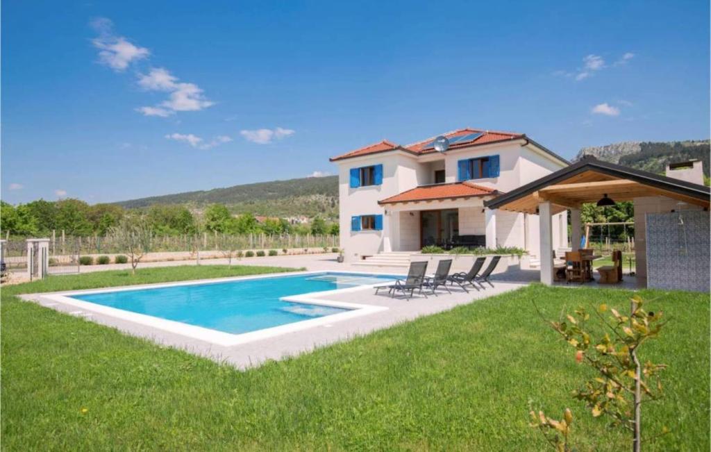 a house with a swimming pool in a yard at Villa Modriola heated Pool in Donji Proložac