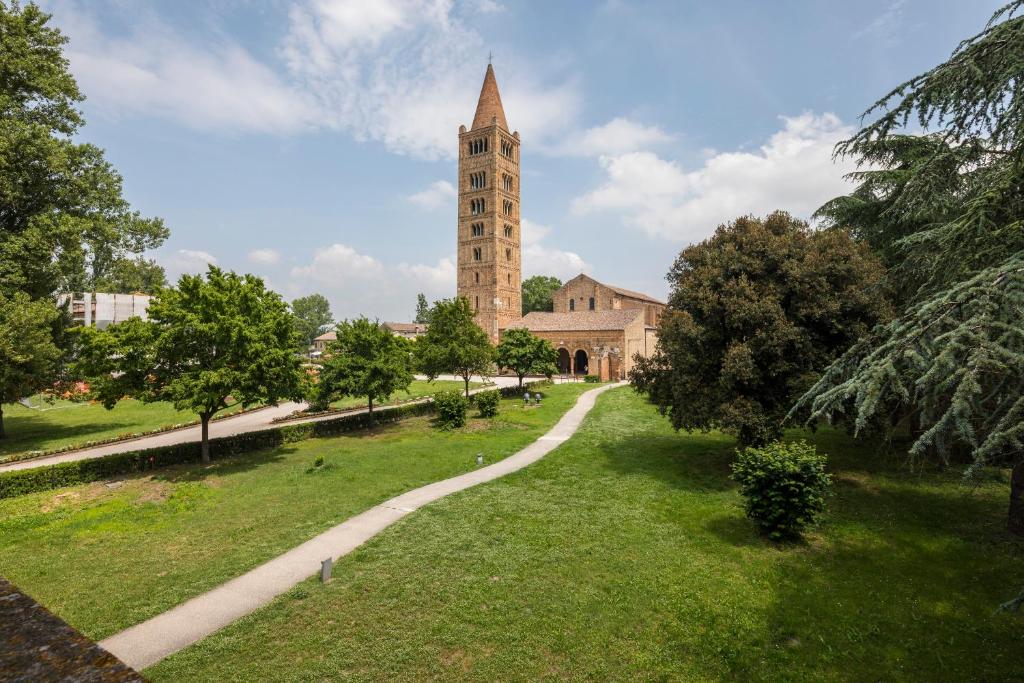A garden outside Appartamento Caravaggio