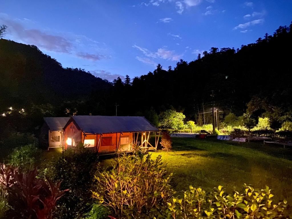 Příroda nedaleko luxury tent