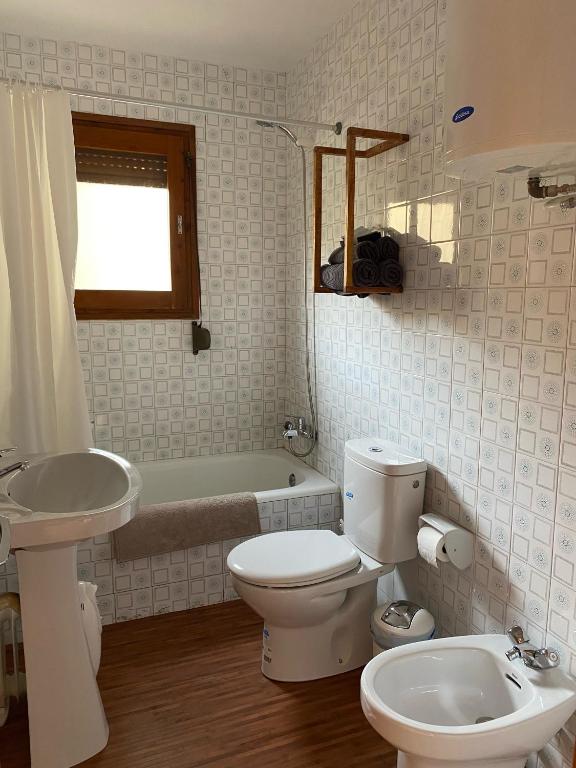 Kúpeľňa v ubytovaní Benvinguts a Casa Nostra