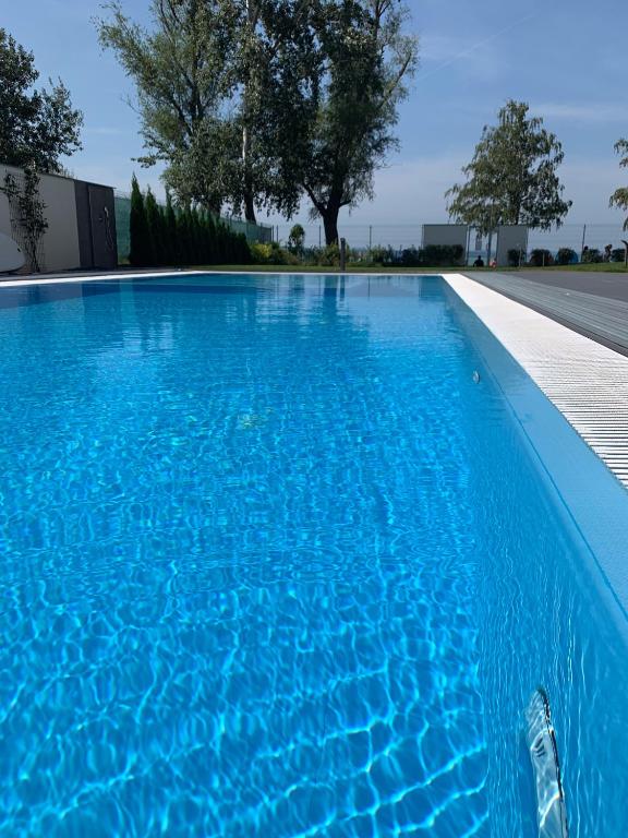 basen z niebieską wodą w obiekcie MyFlat Viewpoint 57 w Siófoku
