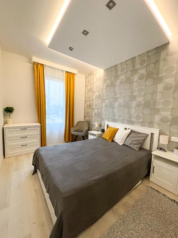 sypialnia z dużym łóżkiem w pokoju w obiekcie MyFlat Viewpoint 57 w Siófoku