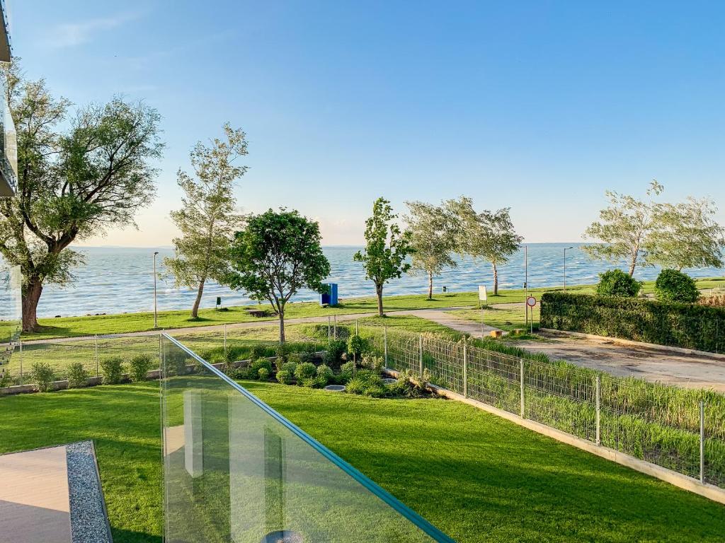 widok na ocean z balkonu domu w obiekcie MyFlat Viewpoint 57 w Siófoku