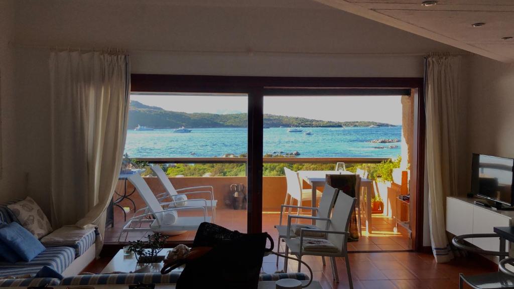 sala de estar con vistas al océano en Marinella Sky View en Marinella