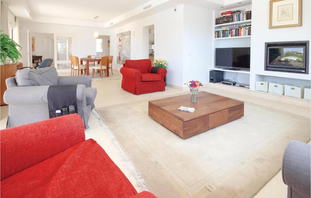 Posedenie v ubytovaní 4 Bedroom Lovely Home In Marbella
