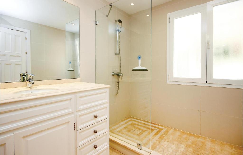 Kúpeľňa v ubytovaní 4 Bedroom Lovely Home In Marbella