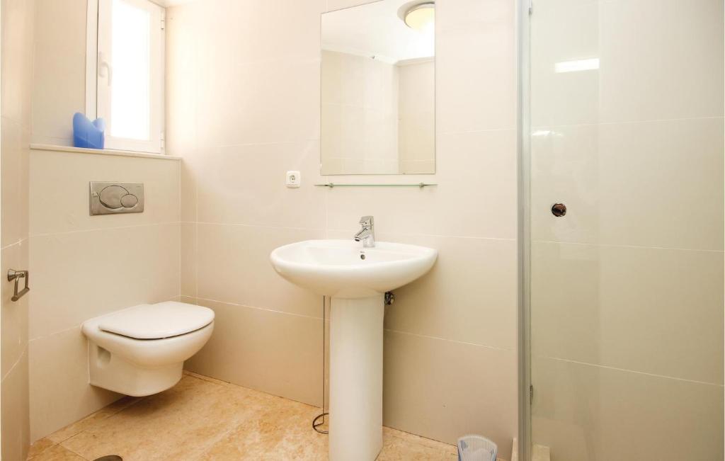Kúpeľňa v ubytovaní 4 Bedroom Lovely Home In Marbella