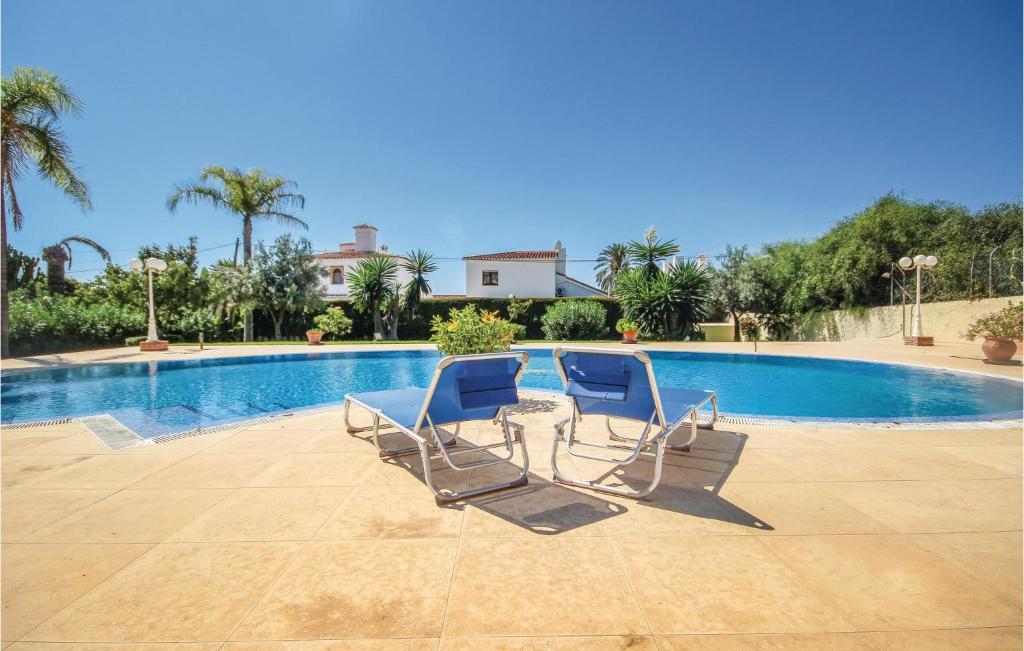 Bazén v ubytovaní 4 Bedroom Lovely Home In Marbella alebo v jeho blízkosti
