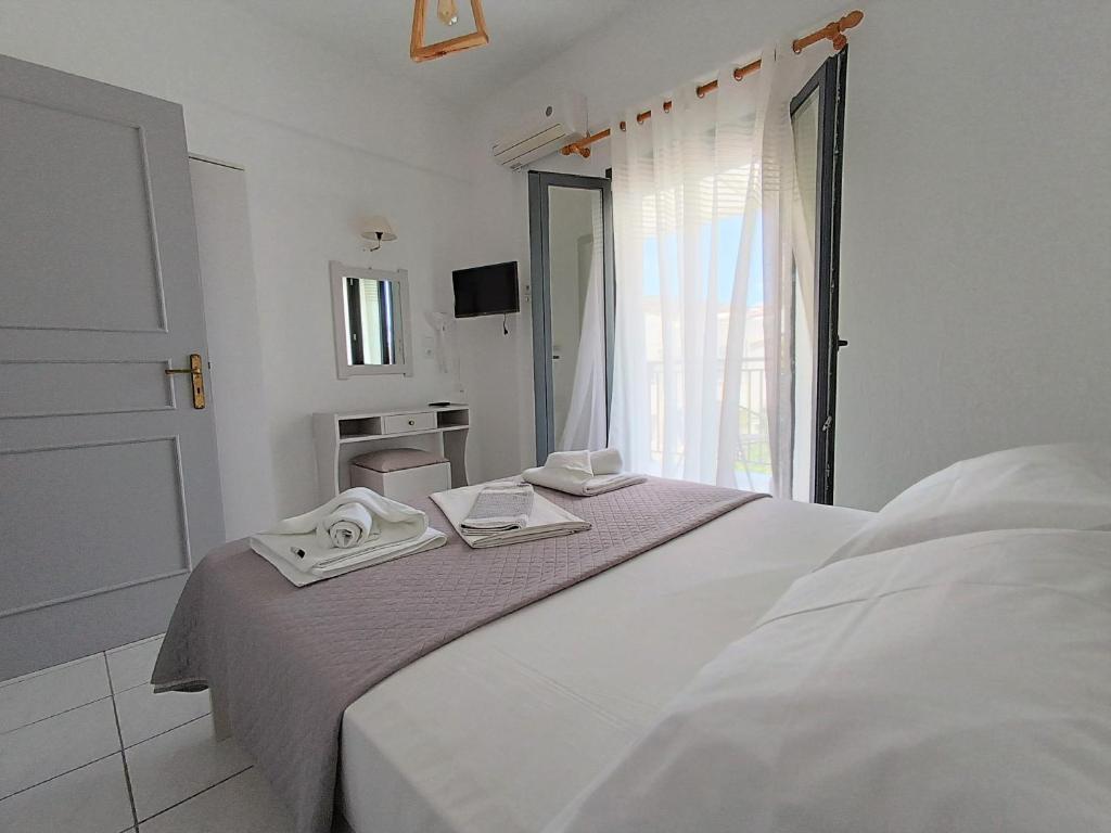 A bed or beds in a room at Emilia Apartments