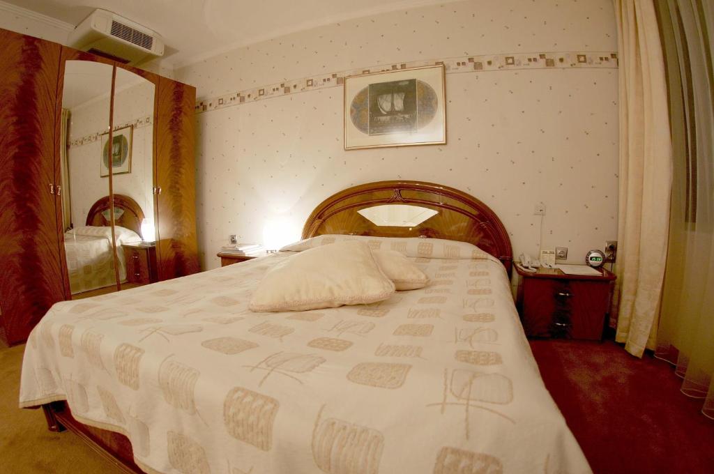 Postel nebo postele na pokoji v ubytování Mirage Hotel