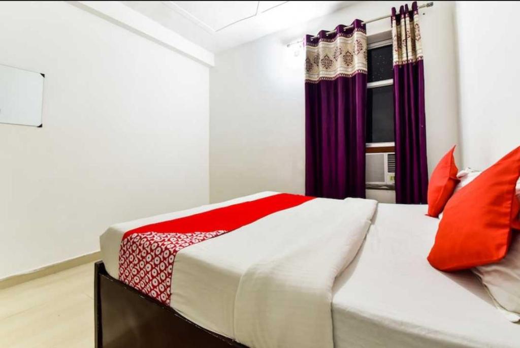 Voodi või voodid majutusasutuse OYO White Rock Hotel toas