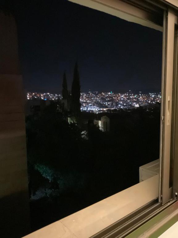 Nespecifikovaný výhled na destinaci Džaraš nebo výhled na město při pohledu z apartmánu