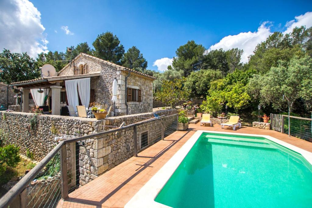 - Vistas al exterior de una casa con piscina en Sa Garriga de Can Barratot, en Selva