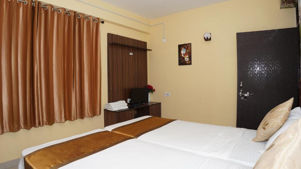 Postel nebo postele na pokoji v ubytování The Royals Home Stay