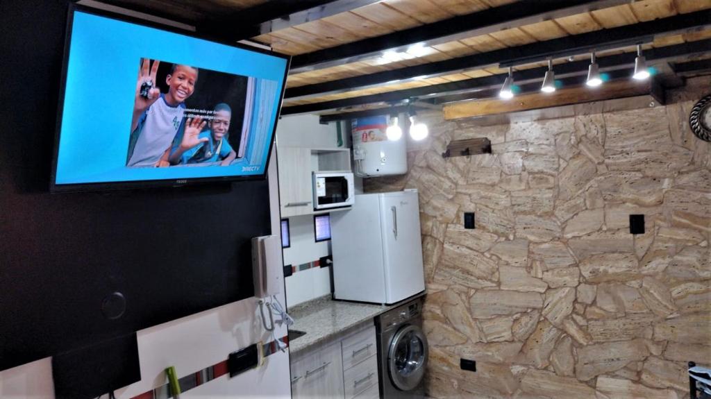 een tv aan een muur in een kamer bij ALQUILER POR DIA EN MALARGUE MUY CENTRICO in Malargüe