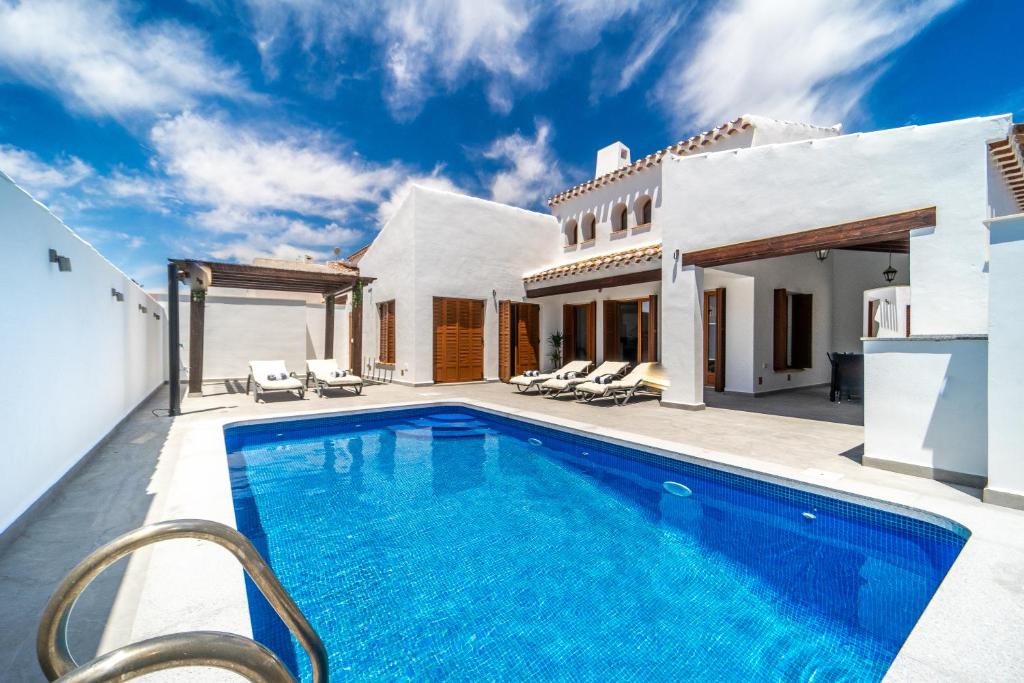 Bazén v ubytování Three Bedroom Luxury Villa El Valle Golf Resort nebo v jeho okolí