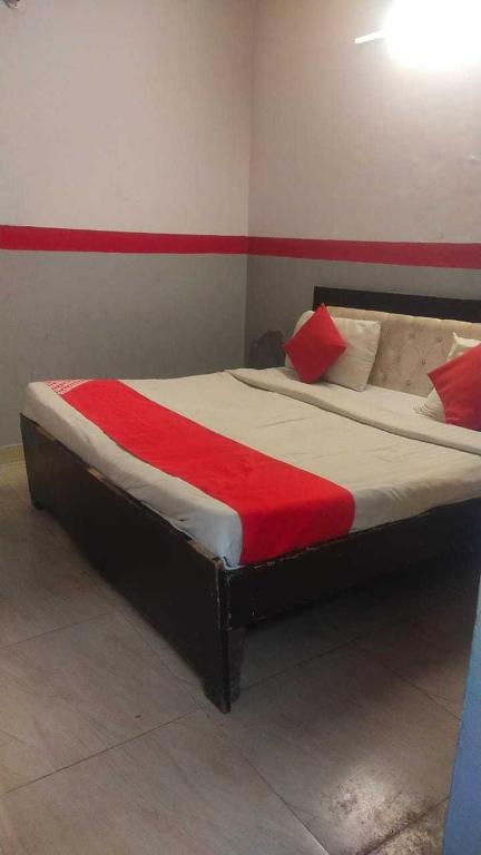 Postel nebo postele na pokoji v ubytování Hotel O KL khari Near Ashoka Park Mein Metro