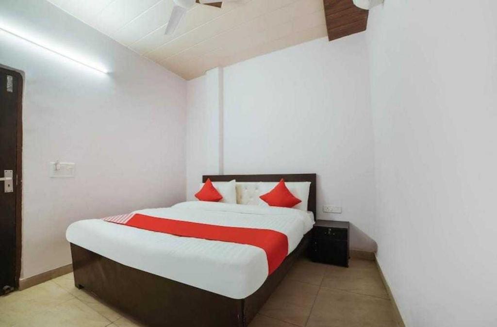 Postel nebo postele na pokoji v ubytování Hotel O KL khari Near Ashoka Park Mein Metro