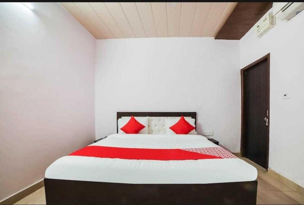 Postel nebo postele na pokoji v ubytování Hotel O KL khari Near Ashoka Park Mein Metro