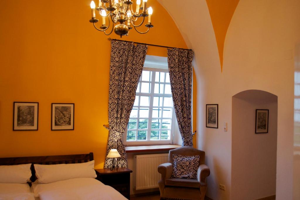 Posteľ alebo postele v izbe v ubytovaní Schlosshotel Mailberg