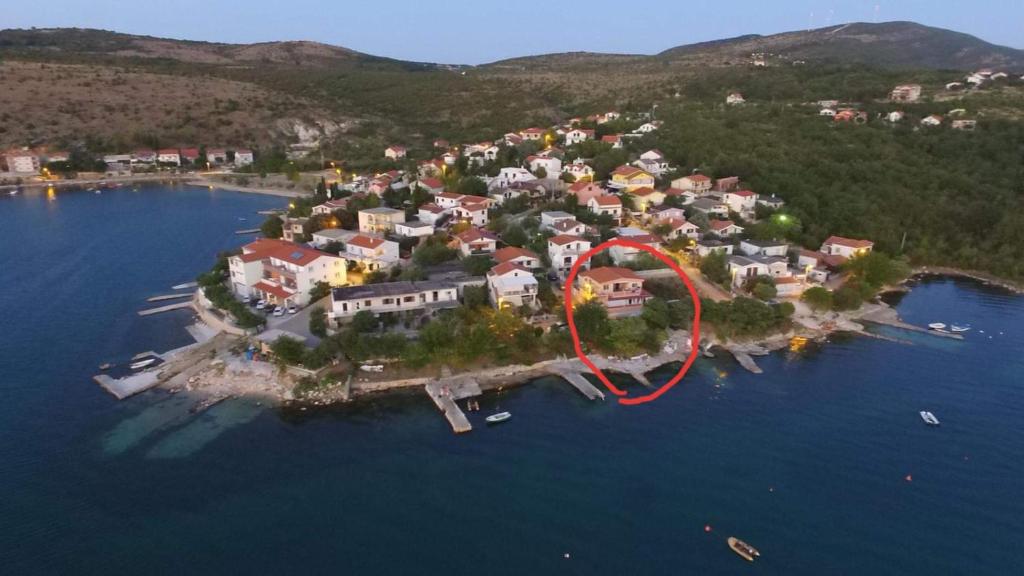 een eiland in het water met een rode cirkel erop bij MiB in Bašić