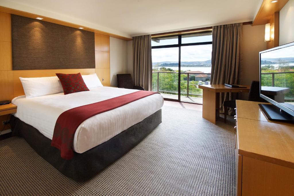 Postel nebo postele na pokoji v ubytování Millennium Hotel Rotorua