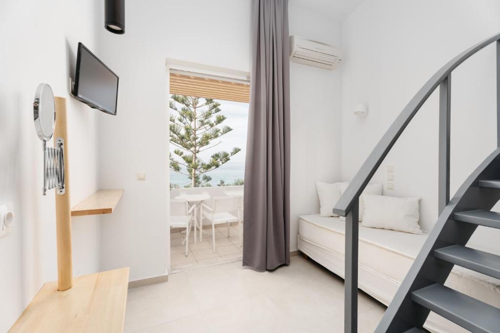 Televízia a/alebo spoločenská miestnosť v ubytovaní Petradi Beach Lounge Hotel