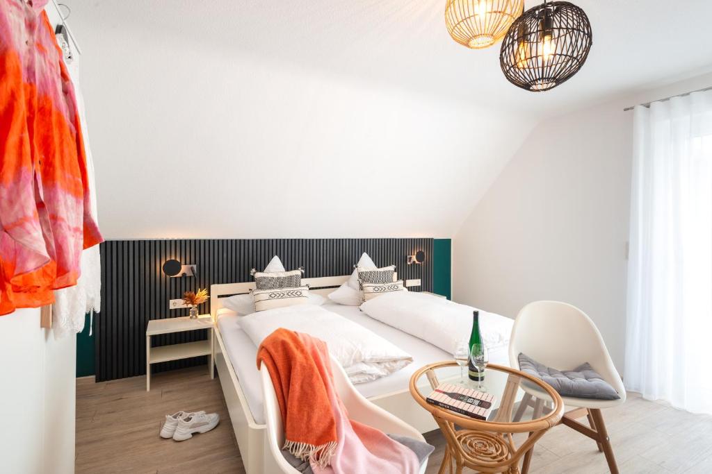 Postel nebo postele na pokoji v ubytování Moselweingut & Gästehaus Hubertushof