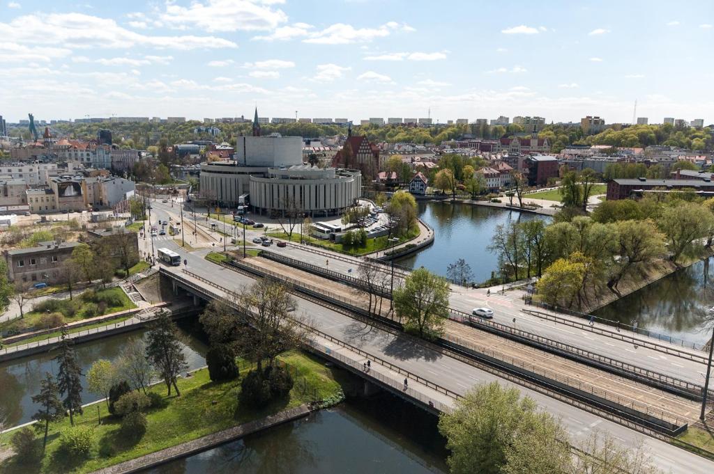 een luchtzicht op een stad met een brug over een rivier bij Dream Team Nordic Haven in Bydgoszcz