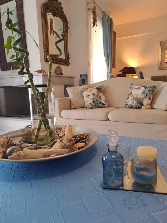 ein Wohnzimmer mit einem Tisch und einem Teller mit Lebensmitteln in der Unterkunft Sea & City - 10 min drive to the beach & Athens Airport in Markopoulo