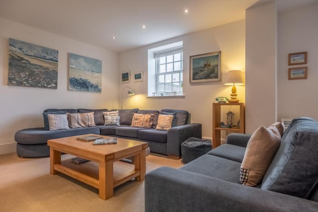 een woonkamer met banken en een salontafel bij Bluebell Cottage LW in Little Walsingham