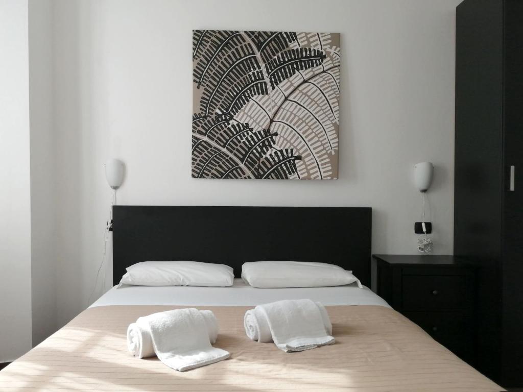 una camera con un letto con due cuscini sopra di Al Molo 3 a Como
