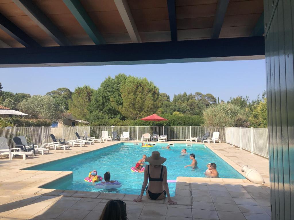 eine Gruppe von Personen in einem Schwimmbad in der Unterkunft Gite les Mazets du Rouret proche d'Anduze Gard in Saint-Christol-lès-Alès