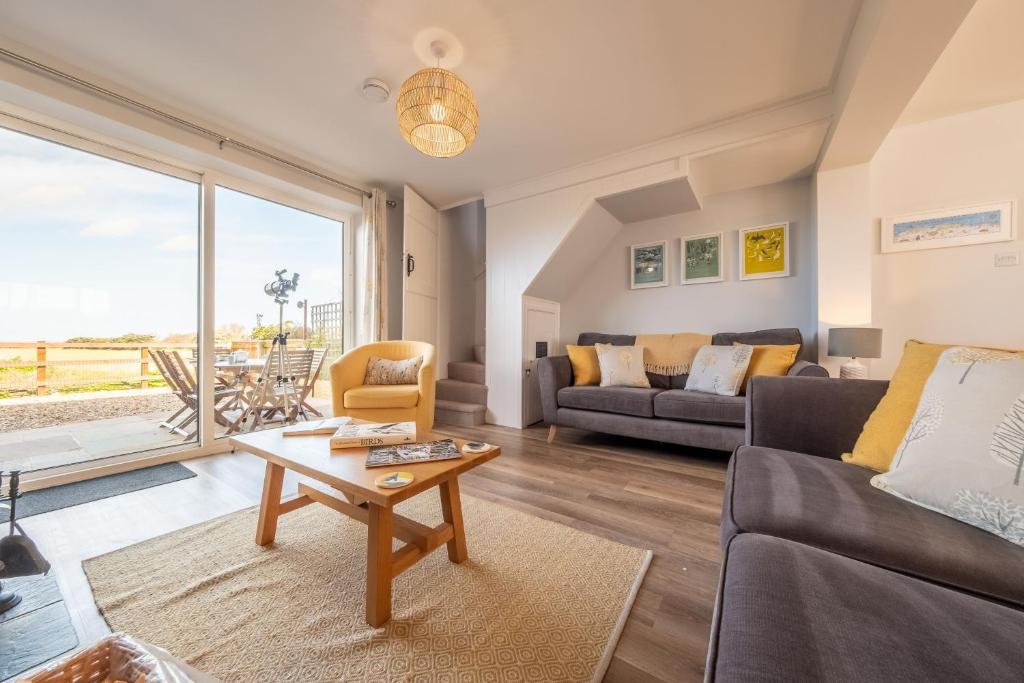 Posezení v ubytování Twitchers Cottage