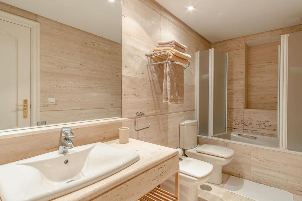 Koupelna v ubytování 1st line exclusive apt in heart of the Golden Mile
