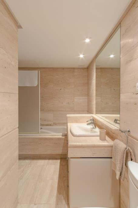 Koupelna v ubytování 1st line exclusive apt in heart of the Golden Mile