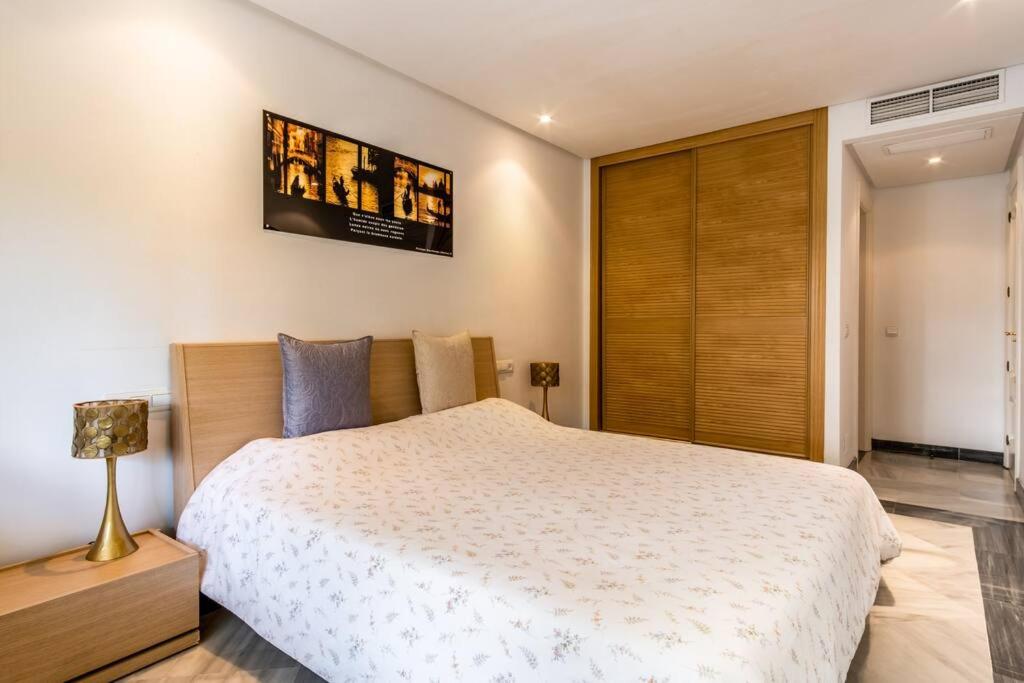 Postel nebo postele na pokoji v ubytování 1st line exclusive apt in heart of the Golden Mile