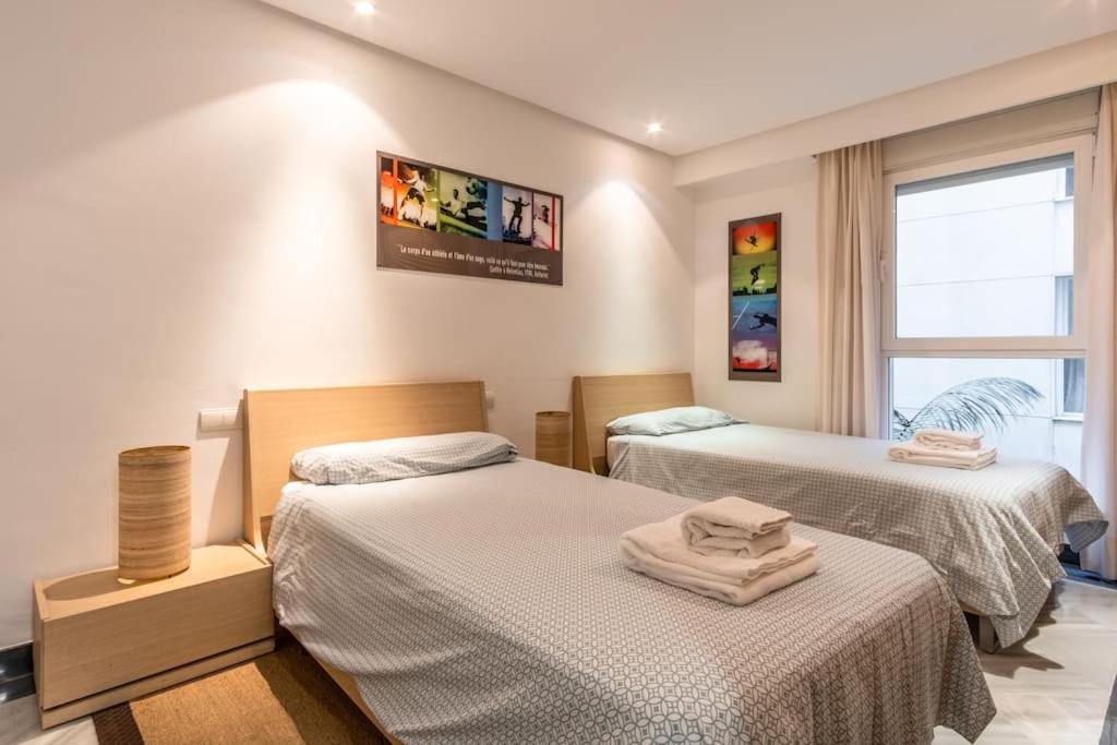 Postel nebo postele na pokoji v ubytování 1st line exclusive apt in heart of the Golden Mile
