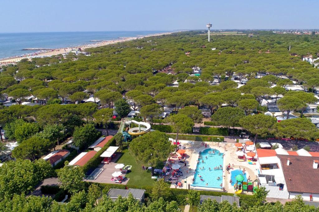 カヴァッリーノ・トレポルティにあるItaly Camping Villageのプールとビーチのあるリゾートの空からの景色を望めます。