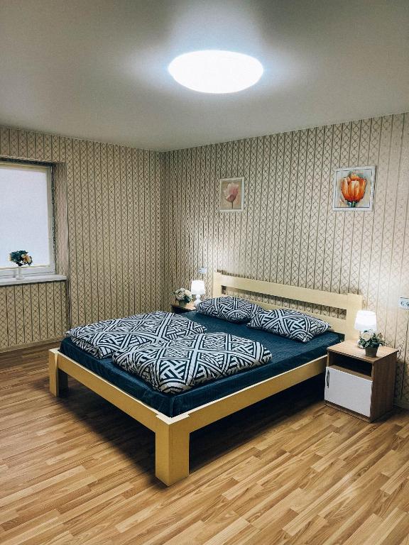 Llit o llits en una habitació de Standart-Однокімнатна квартира біля басейну