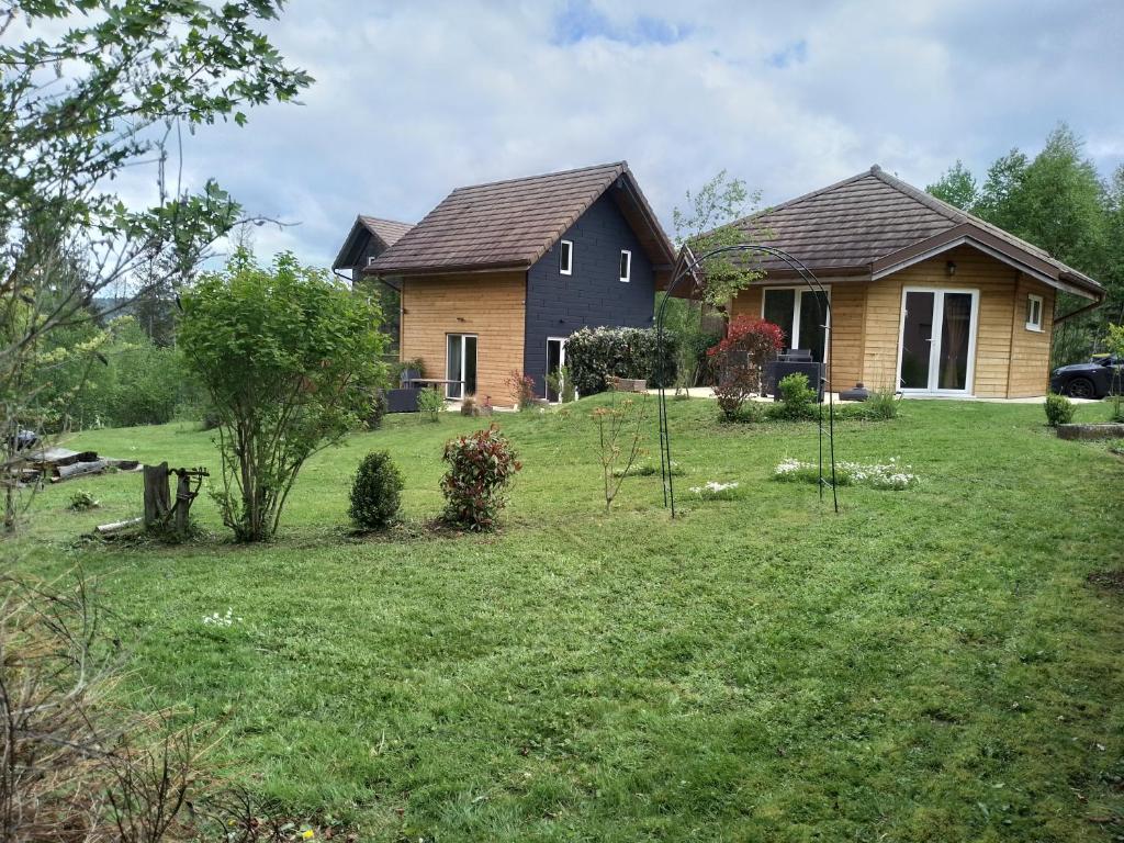 una casa con un patio delante de ella en Domaine De Siane, en Plaine