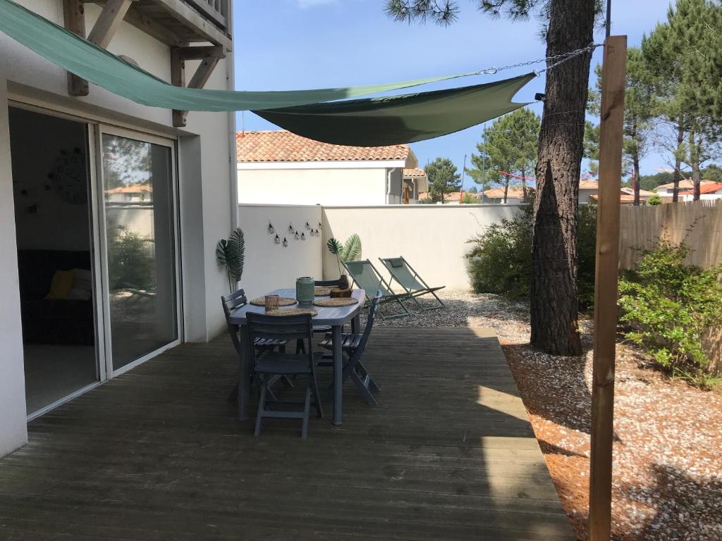 Patio nebo venkovní prostory v ubytování A 1km de la plage - Le Pin -