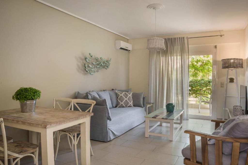 Część wypoczynkowa w obiekcie Waterfront Suites Thalassa Mws Karavomilos Kefalonia