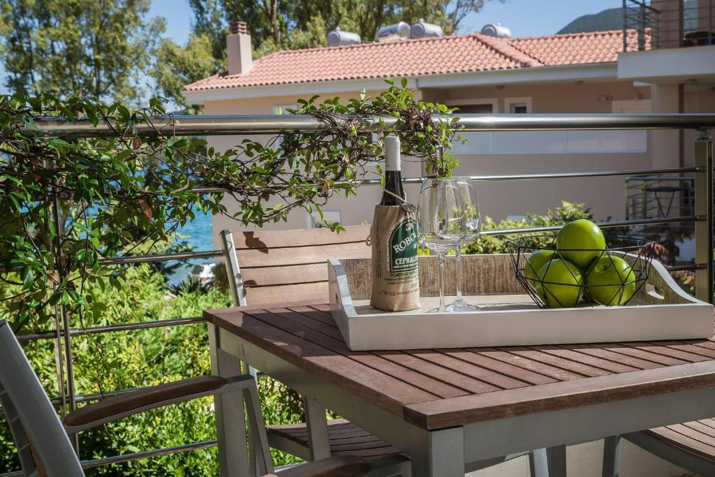 Balkon lub taras w obiekcie Waterfront Suites Thalassa Mws Karavomilos Kefalonia